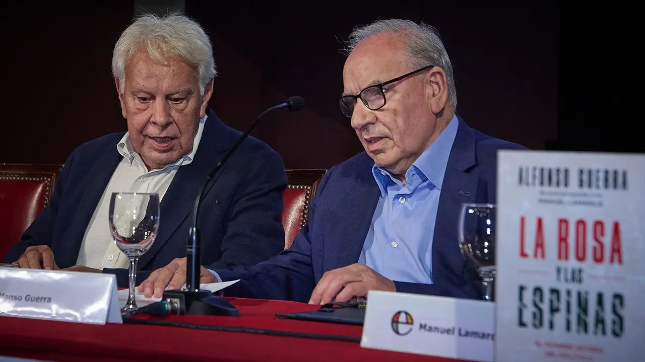 El expresidente del Gobierno, Felipe Gonz&aacute;lez (i), y el exvicepresidente del Gobierno, Alfonso Guerra (d). EP / Jes&uacute;s Hell&iacute;n / Archivo