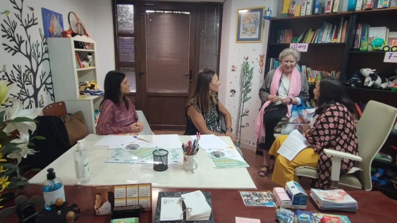 La portavoz de Vox en Santander, Laura Velasco, mantiene un encuentro con la Asociaci&oacute;n Provida Cantabria. / Alerta