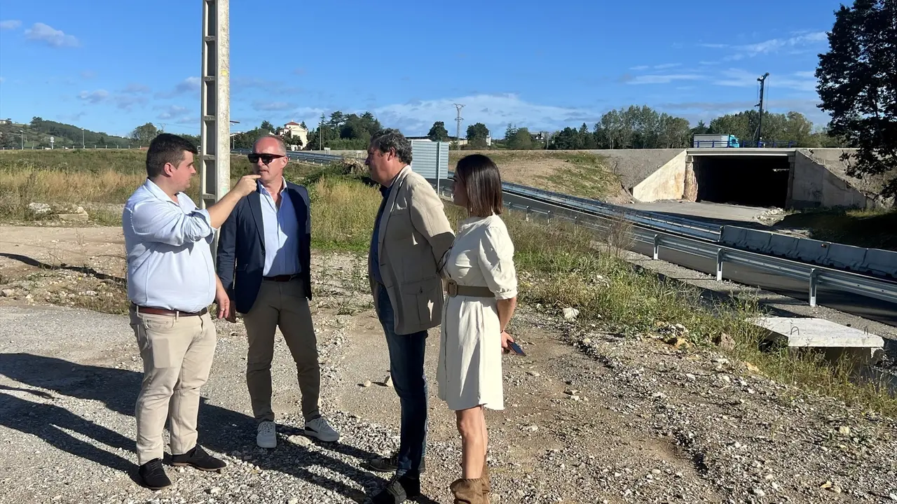 El diputado y senador auton&oacute;mico &Iacute;&ntilde;igo Fern&aacute;ndez, el portavoz del PP de Torrelavega, Miguel &Aacute;ngel Vargas, y los concejales Enrique G&oacute;mez Zamanillo y Luc&iacute;a Montes, junto a las obras del nudo de autov&iacute;as. / Alerta