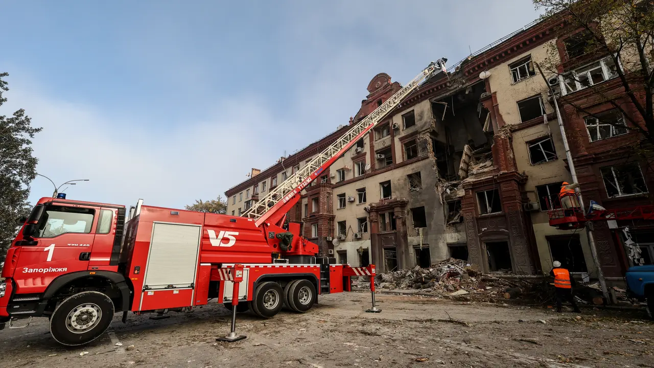 Equipos de rescate ucranianos actuando en la zona de impacto de un misil ruso, en la ciudad de Zaporiyia. EFE / Kateryna Klochko