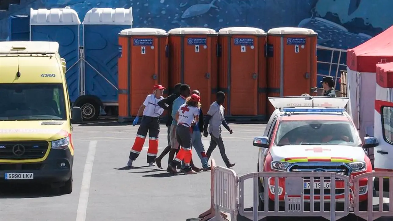 Migrantes de origen subsahariano desembarcan este s&aacute;bado en el puerto de Los Cristianos en el sur de Tenerife. EFE / Alberto Vald&eacute;s