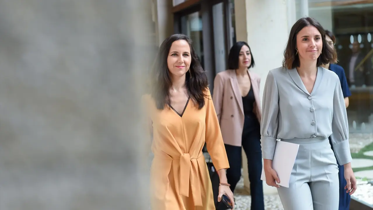 La ministra de Derechos Sociales y Agenda 2030 en funciones, Ione Belarra (i), junto a la ministra de Igualdad en funciones, Irene Montero (d). EP / Gustavo Valiente