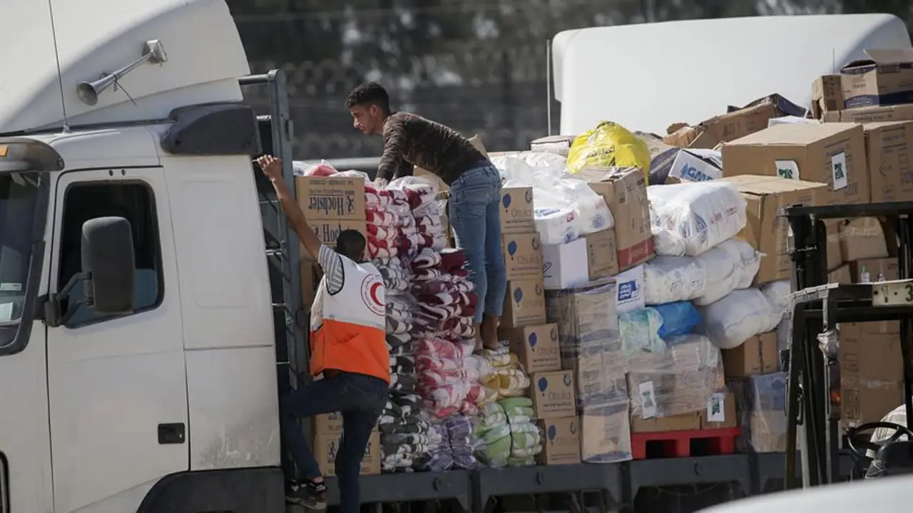 Uno de los camiones con la ayuda humanitaria. EFE / HAITHAM IMAD