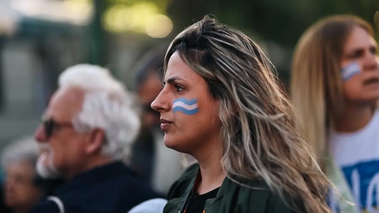 Una argentina con la bandera pintada en el rostro. EFE / Juan Ignacio Roncoroni