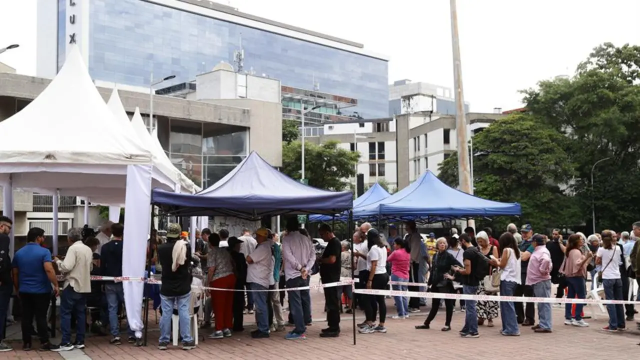 Ciudadanos asisten a votar en las elecciones primarias de la oposici&oacute;n hoy, en Caracas. EFE / Rayner Pe&ntilde;a
