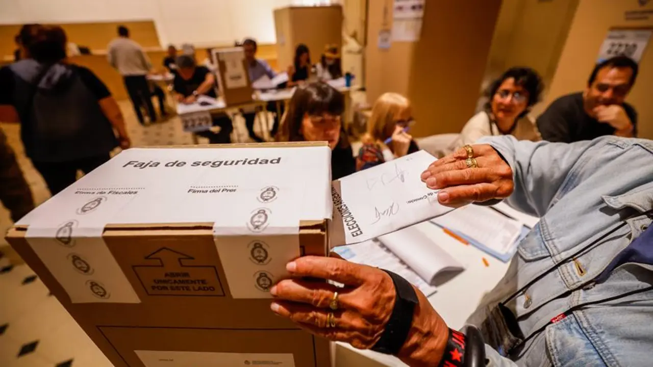 Ciudadanos votan en las elecciones generales hoy, en Buenos Aires. EFE / Juan Ignacio Roncoroni