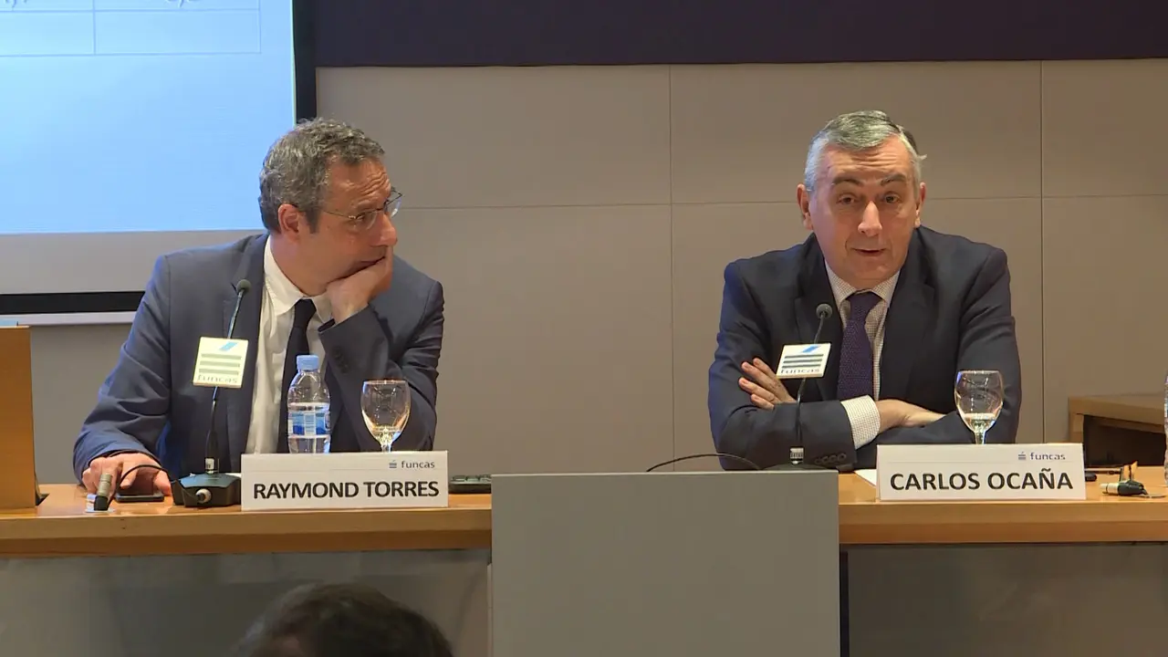 (I-D) El director de Coyuntura y Econom&iacute;a Internacional de Funcas, Raymond Torres y el director general de Funcas, Carlos Oca&ntilde;a. EP