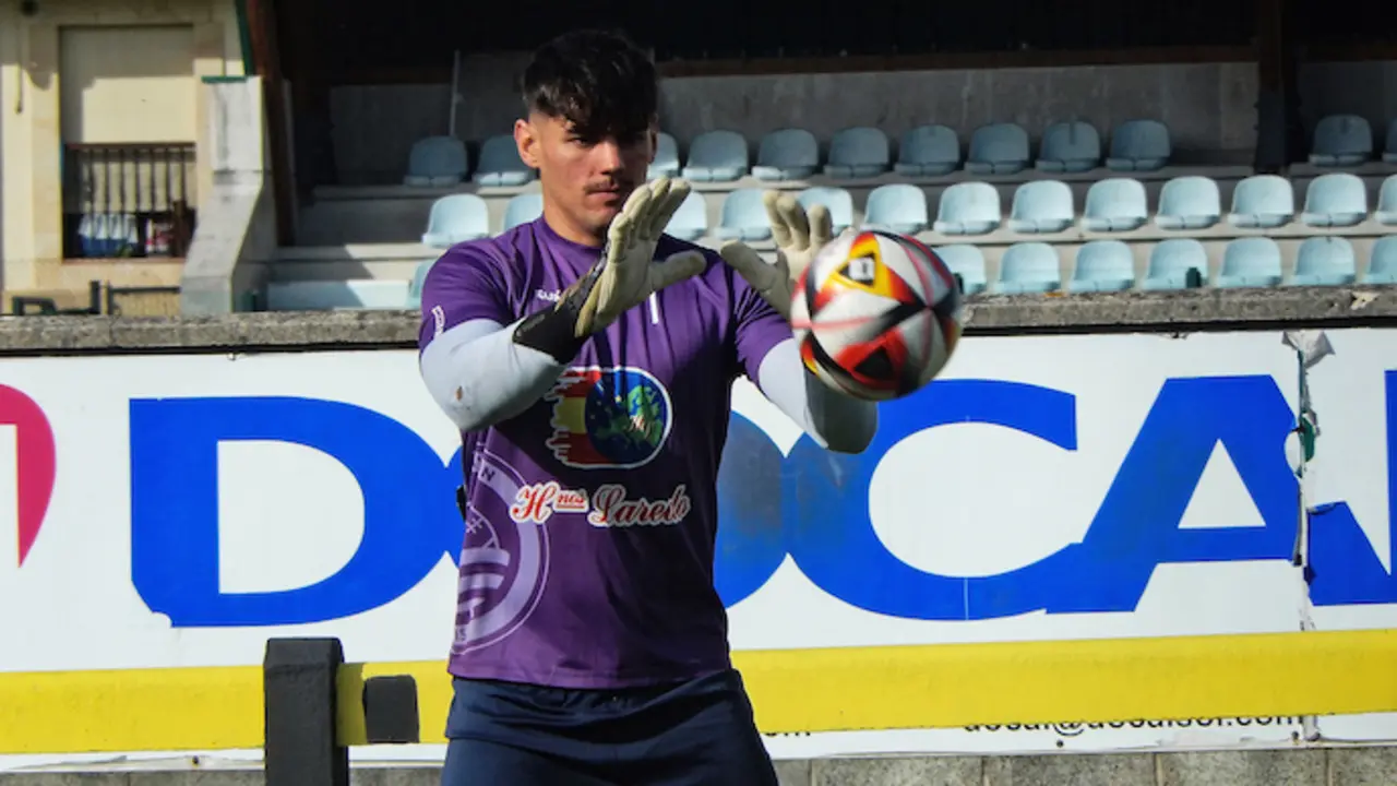 El portero del Cay&oacute;n durante sus entrenamientos minutos antes del comienzo del partido. / ALERTA