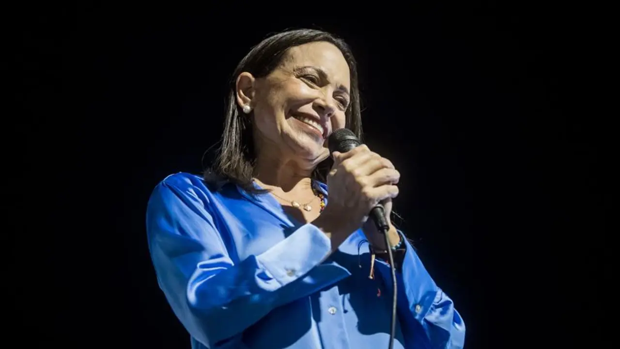 La exdiputada Maria Corina Machado sonr&iacute;e mientras celebra junto a aliados y seguidores en las primeras horas de este lunes los resultados ofrecidos por la comisi&oacute;n de elecciones primarias, en Caracas (Venezuela). La exdiputada Mar&iacute;a Corina Machado es la gran triunfadora de las primarias opositoras de este domingo en Venezuela, con el 93,13 % de los votos, con un 26,06 % de las actas escrutadas, de unas votaciones en las que los venezolanos eligieron a quien debe enfrentarse al chavismo en las presidenciales de 2024. EFE/ Miguel Guti&eacute;rrez