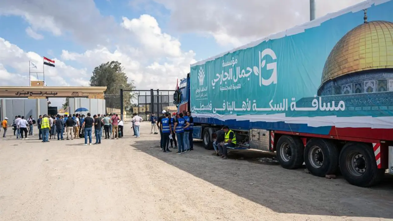 Un cami&oacute;n con ayuda humanitaria en la frontera de Egipto con la Franja de Gaza. EFE / ALI MOUSTAFA