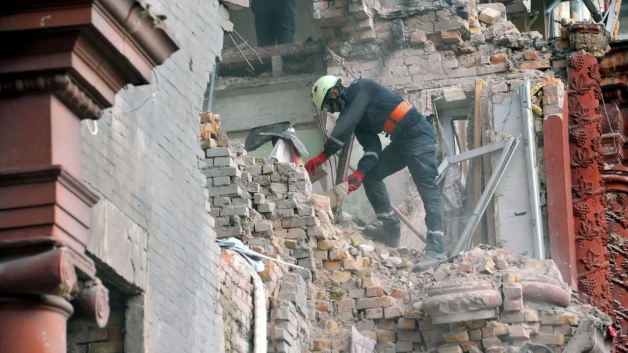 Un rescatista mueve los ladrillos de un edificio destruido por un misil ruso. EP / Albert Kosheliev