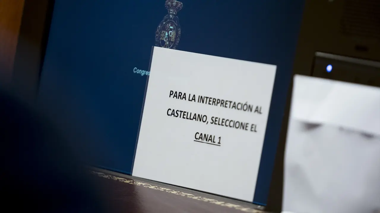 Un cartel para el uso de pinganillos en el Congreso de los Diputados, en Madrid. EP / A. P&eacute;rez Meca