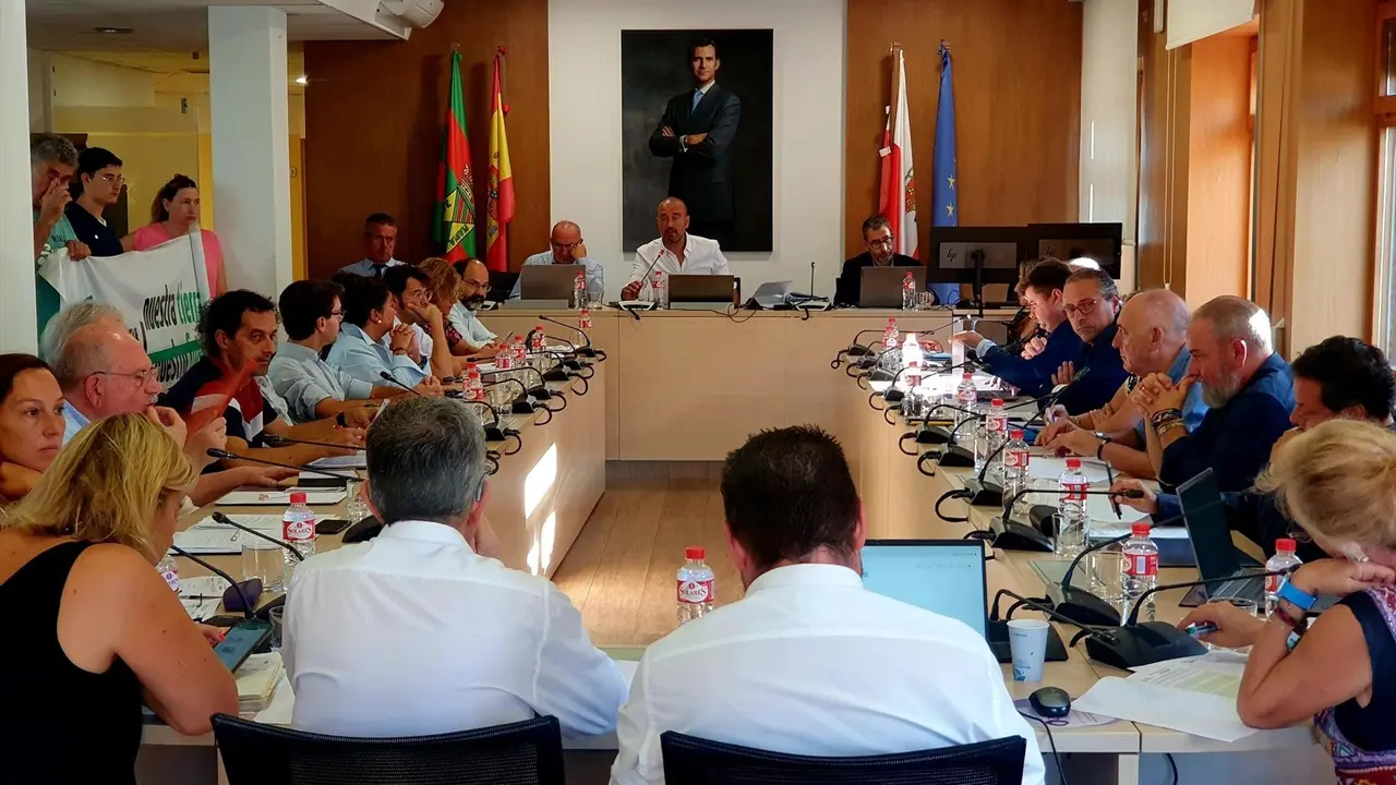 Pleno del Ayuntamiento de Torrelavega. Alerta / Archivo