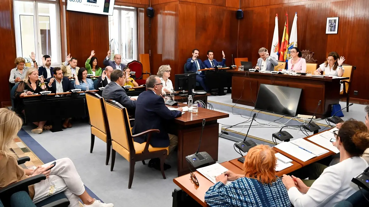 Vista de un momento de un pleno en el Ayuntamiento de Santander. / Alerta