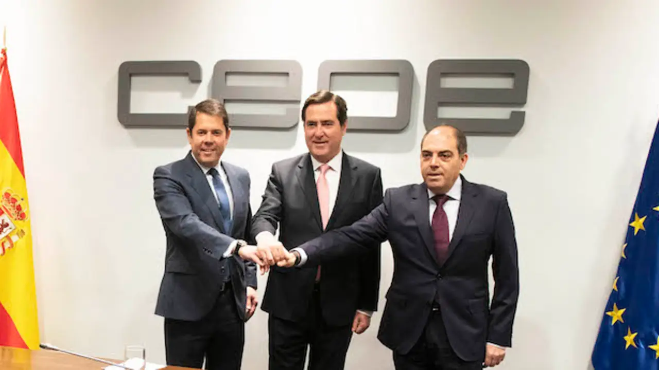 El presidente de Cepyme, Gerardo Cuerva; el presidente de CEOE; Antonio Garamendi, y el presidente de ATA, Lorenzo Amor
CEOE
(Foto de ARCHIVO)
17/1/2019