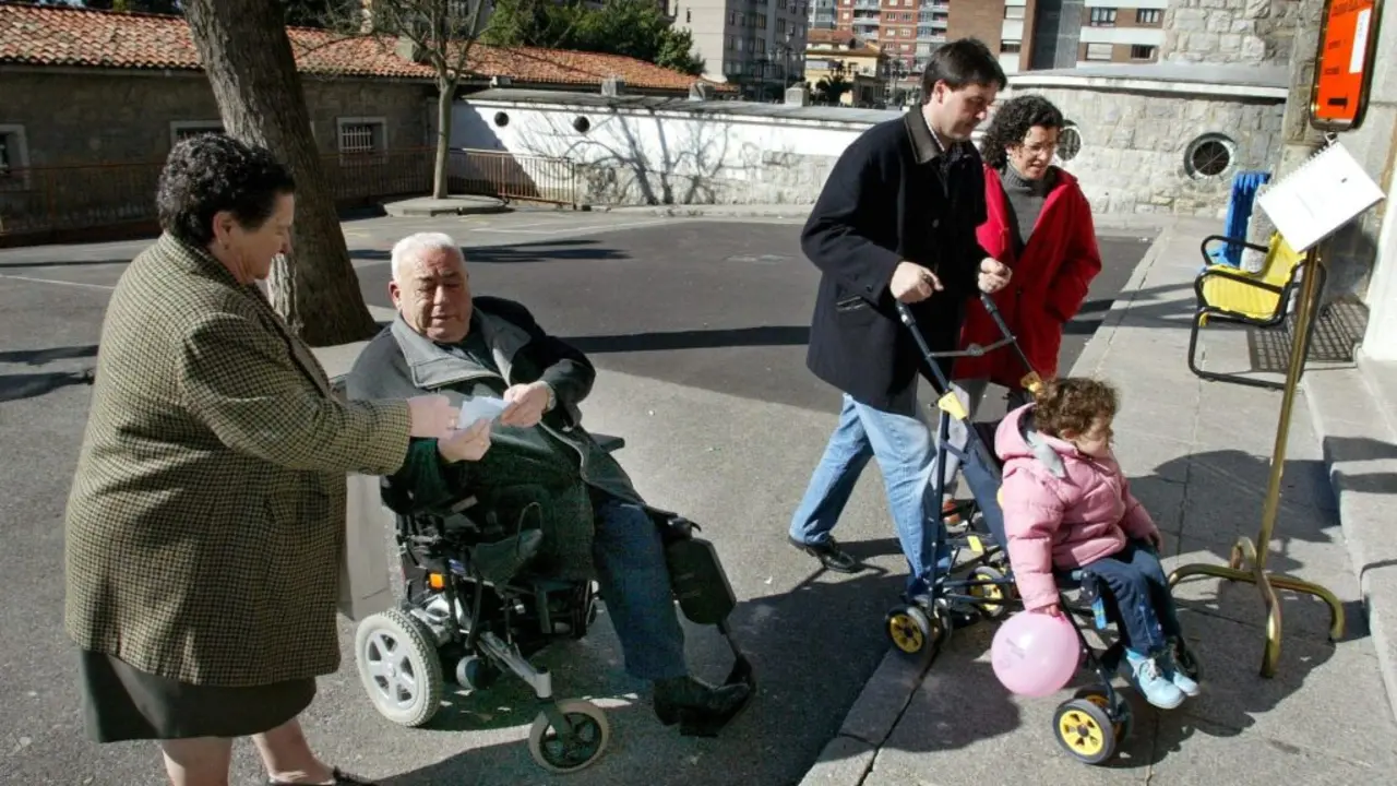 Un anciano discapacitado con su mujer y una pareja con un beb&eacute;. / Alberto Morante