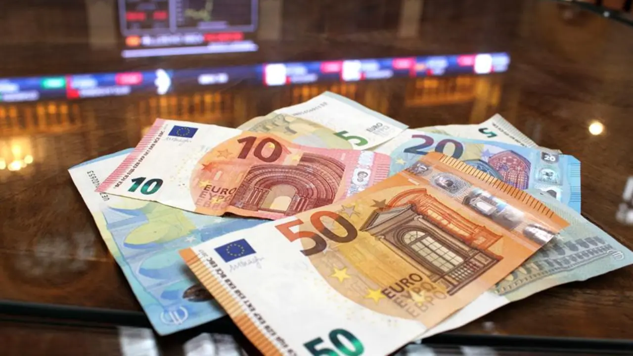 Euros sobre una mesa. EFE / Ana Bornay