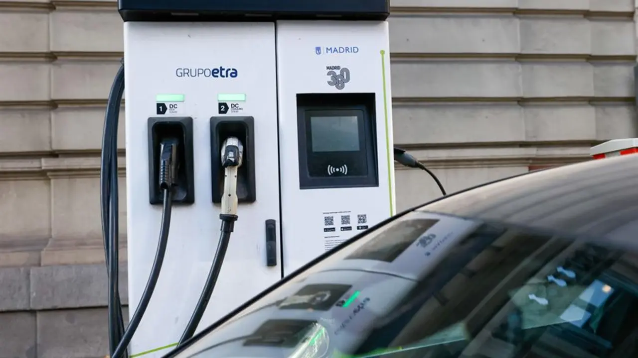 Carga veh&iacute;culos el&eacute;ctricos en una calle de Madrid. EFE/Mariscal
