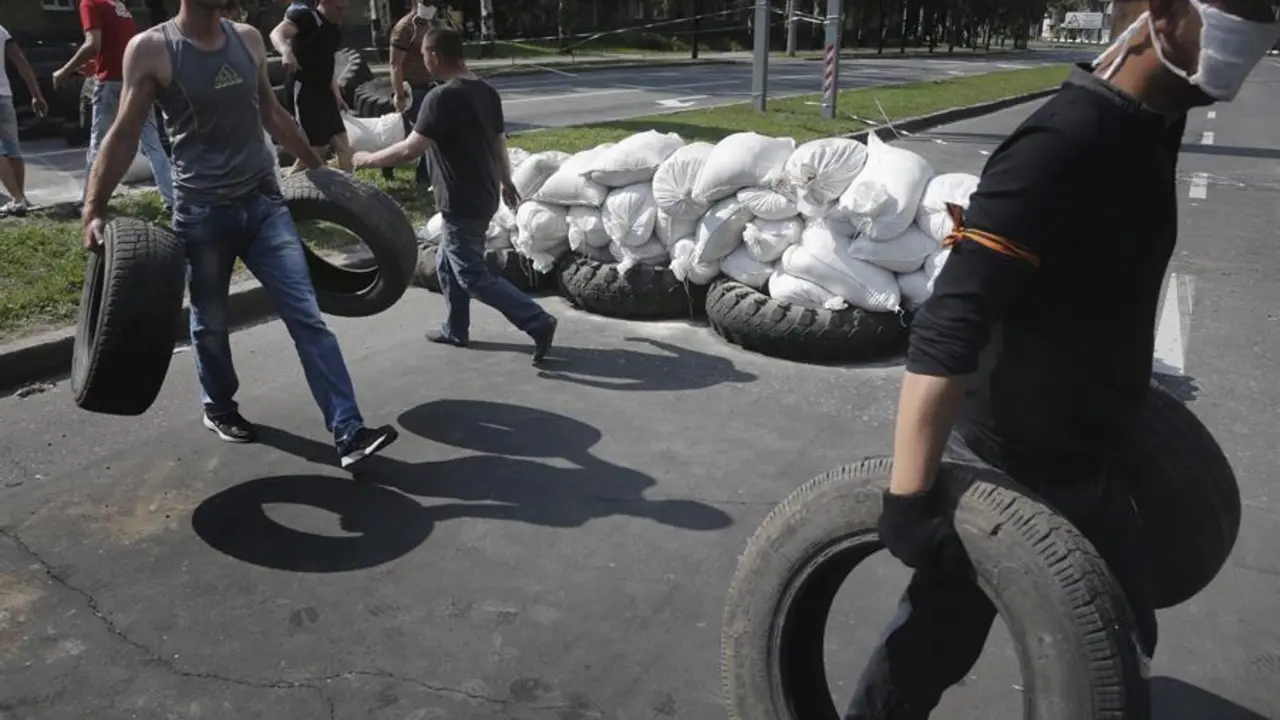 Voluntarios levantando una barricada en la regi&oacute;n del Donbas, en el este de Ucrania. EFE/Maxim Shipenkov