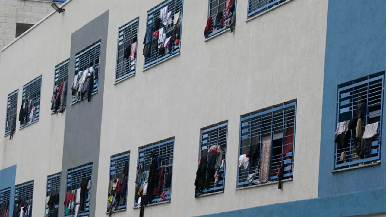 Ropas de las familias palestinas en una escuela de Gaza. EFE / MOHAMMED SABER