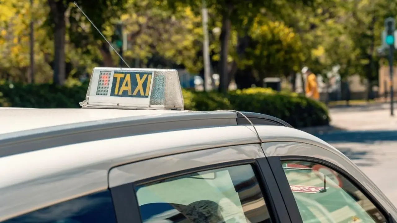 Un taxi circulando en una calle. / EP