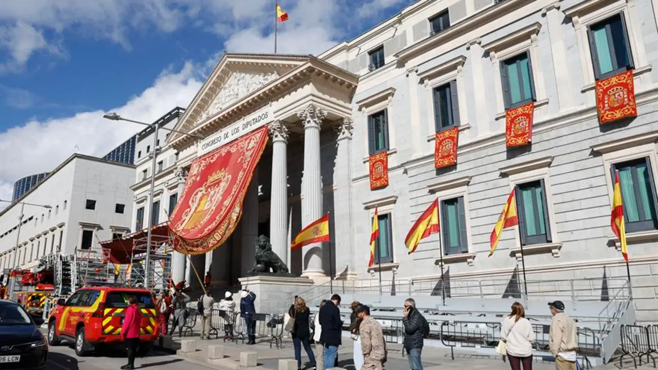 El Congreso de los Diputados ha colocado este lunes el baldaquino o dosel de gala que lucir&aacute; ma&ntilde;ana en el atrio de la Puerta de los Leones durante la jura de la princesa Leonor a la Constituci&oacute;n. EFE / Aitor Mart&iacute;n