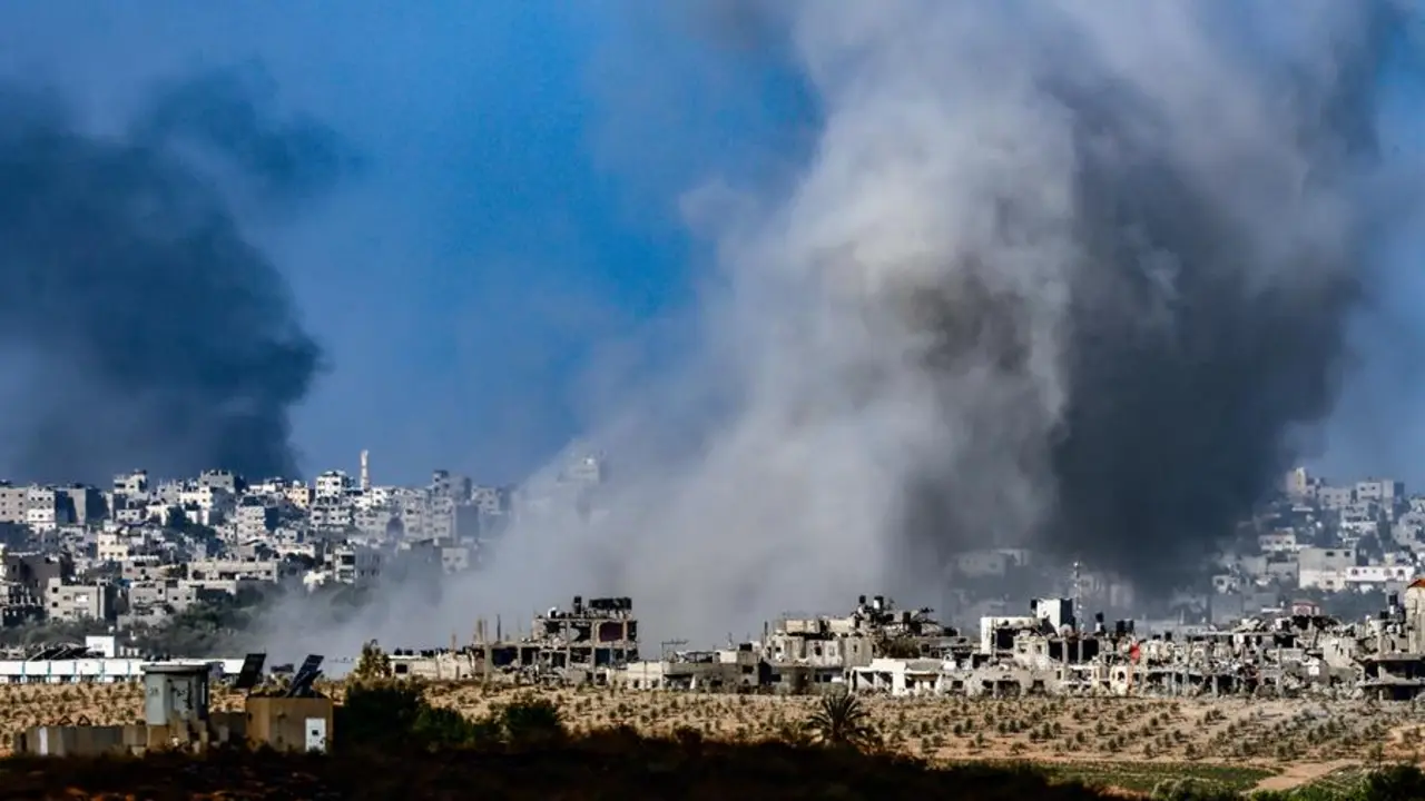 Humo en la parte norte de la Franja de Gaza como resultado de un ataque a&eacute;reo israel&iacute;, visto desde Sderot, sur de Israel. EFE / HANNIBAL HANSCHKE
