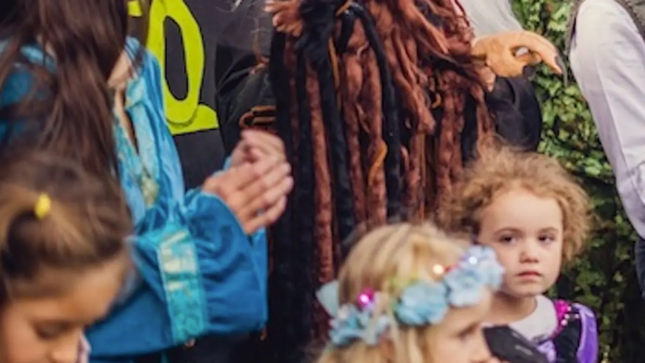 Los figurantes disfrazados creando la ilusi&oacute;n a unos ni&ntilde;os encantados.