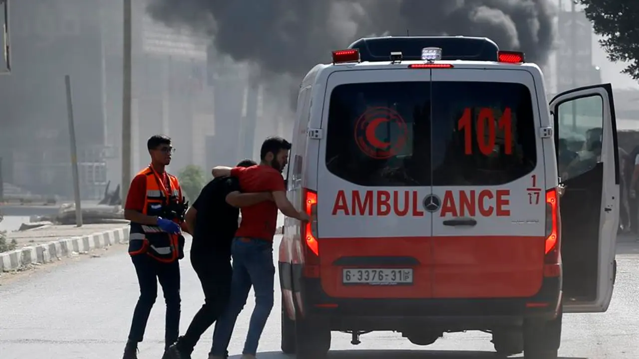 Una ambulancia en Gaza. EFE / ALAA BADARNEH