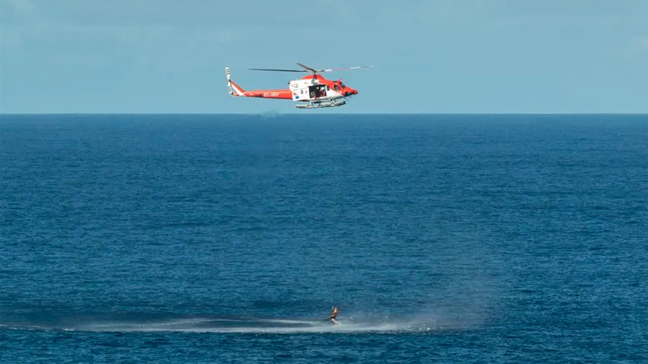 El helic&oacute;ptero del Grupo de Emergencias y Salvamento (GES) del Gobierno de Canarias. EFE / Adriel Perdomo
