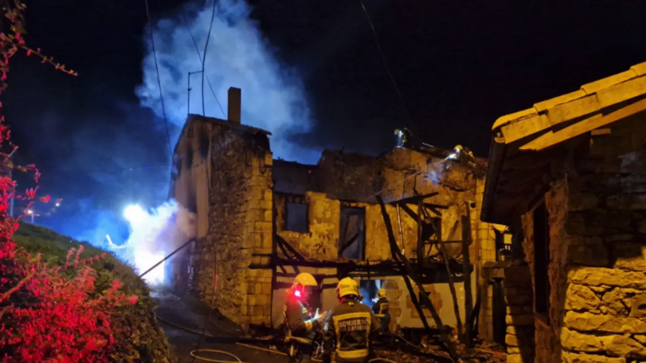 Los bomberos durante la extinci&oacute;n del incendio.