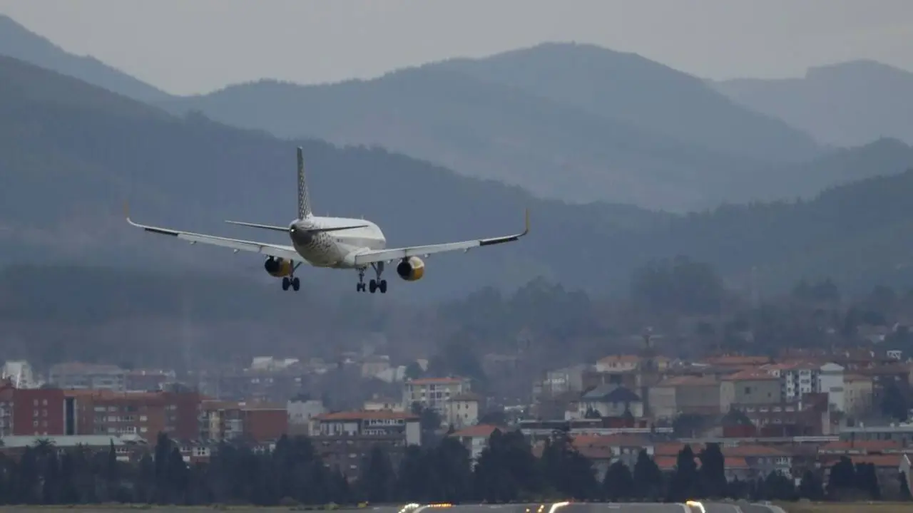 Un avi&oacute;n trata de aterrizar en el aeropuerto de Bilbao en una jornada con mucho viento EFE