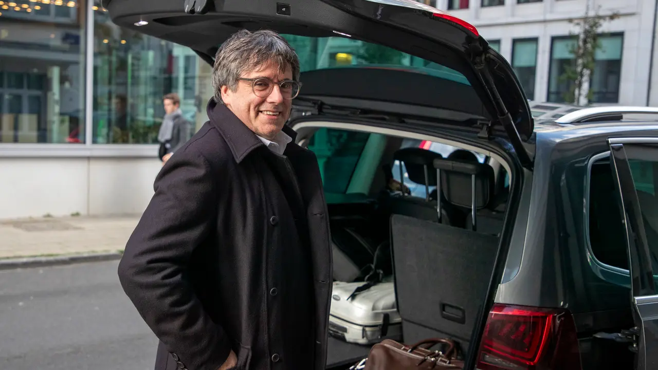 El expresidente de la Generalitat Carles Puigdemont a su salida del Parlamento Europeo, en Bruselas (B&eacute;lgica). EP