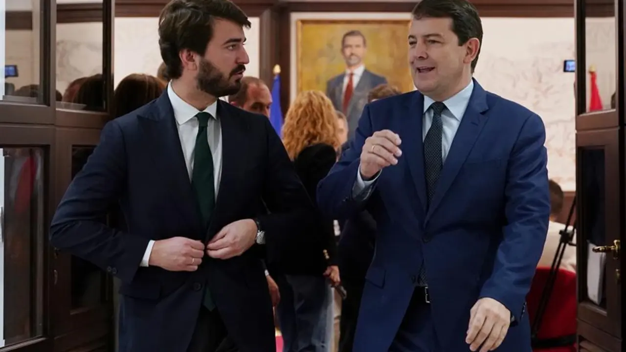El presidente de la Junta de Castilla y Le&oacute;n, Alfonso Fern&aacute;ndez Ma&ntilde;ueco (d), junto al vicepresidente, Juan Garc&iacute;a Gallardo, tras la celebraci&oacute;n de un Consejo de Gobierno extraordinario. EFE / Nacho Gallego
