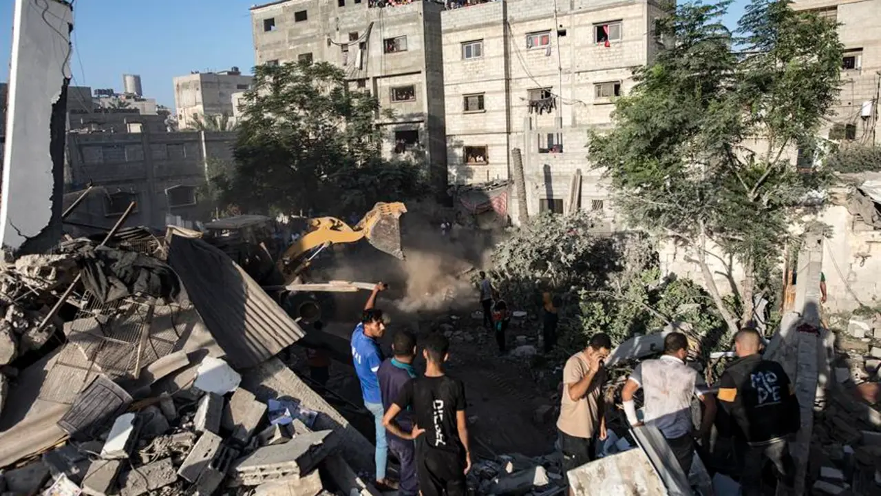 Palestinos buscan supervivientes en un edificio residencial destruido. EFE / HAITHAM IMAD