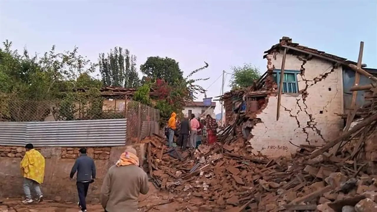 Casas da&ntilde;adas por el terremoto cerca de Jajarkot, Nepal. EFE
