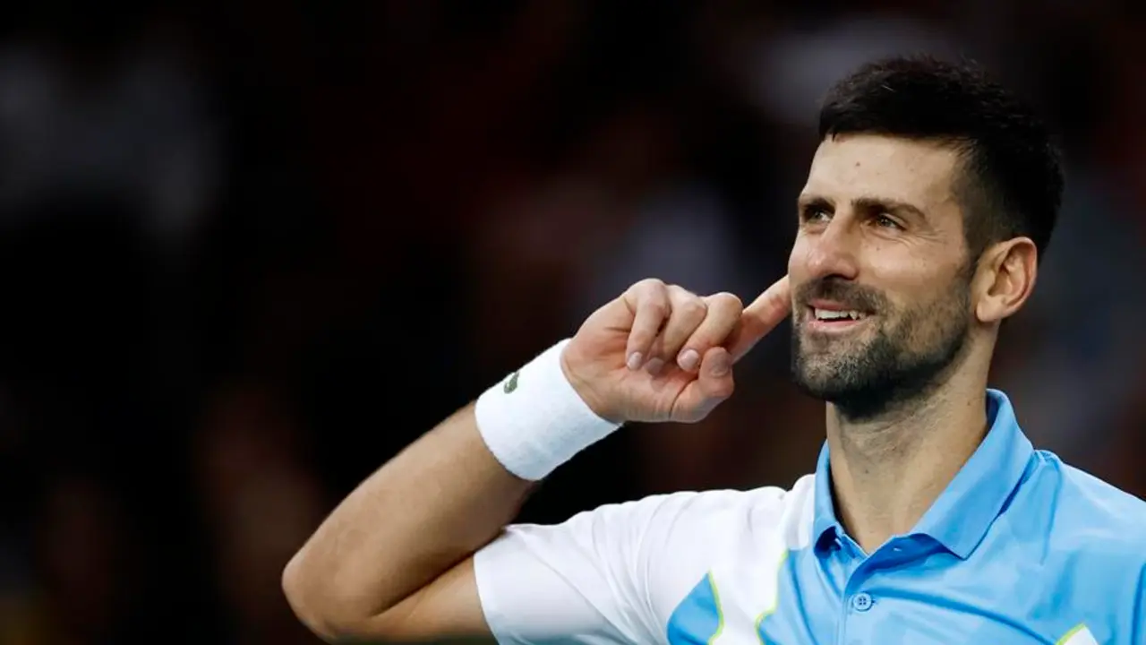 Novak Djokovic de Serbia celebra la victoria en su partido de semifinales contra Andrey Rublev de Rusia en el torneo de tenis Masters de Par&iacute;s en Par&iacute;s, Francia, 04 de noviembre 2023. (Tenis, Francia, Rusia) EFE/EPA/YOAN VALAT
