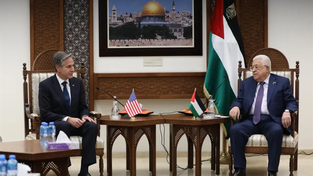 El secretario de Estado de EEUU, Antony Blinken (izq) durante su reuni&oacute;n con el presidente palestino, Mahmud Ab&aacute;s. EFE / ALAA BADARNEH