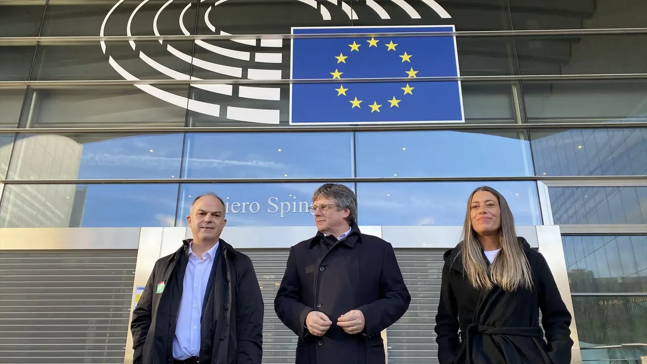 (I-D) El secretario general de Junts per Catalunya, Jordi Turull; el expresidente de la Generalitat, Carles Puigdemont y la diputada de Junts, Miriam Nogueras. EP