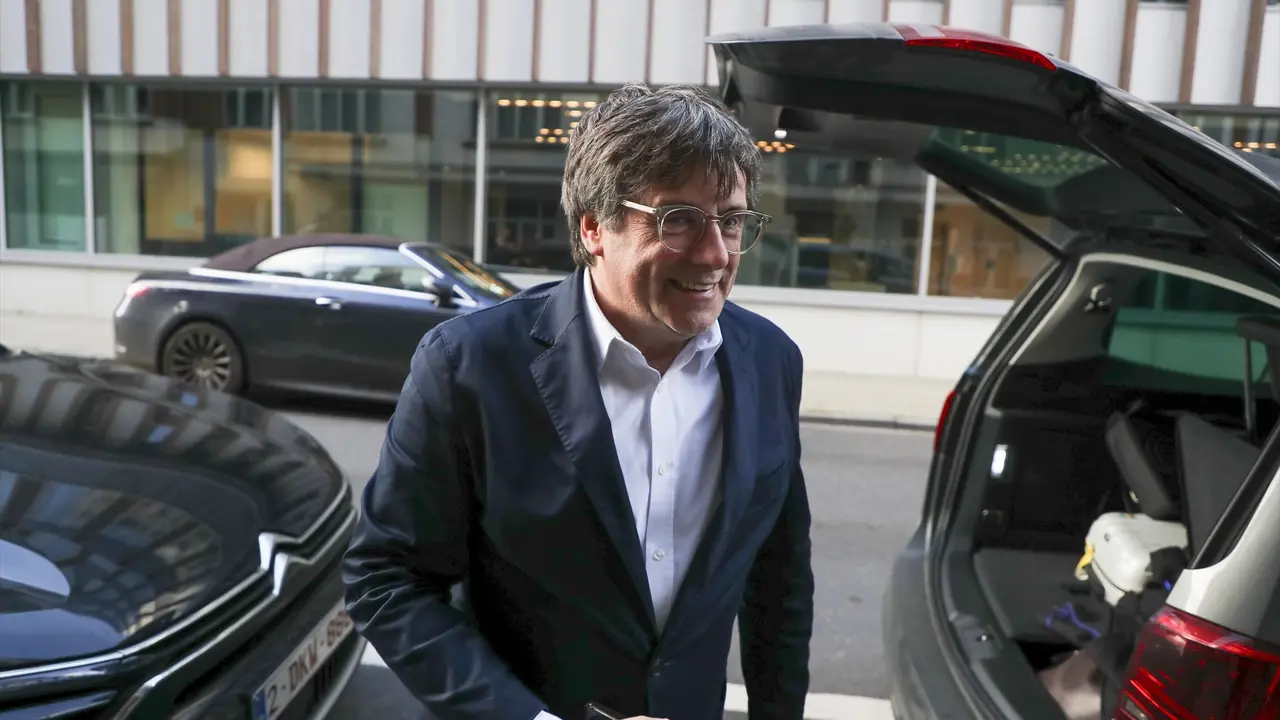 El expresidente de la Generalitat Carles Puigdemont a su salida del Parlamento Europeo. EP