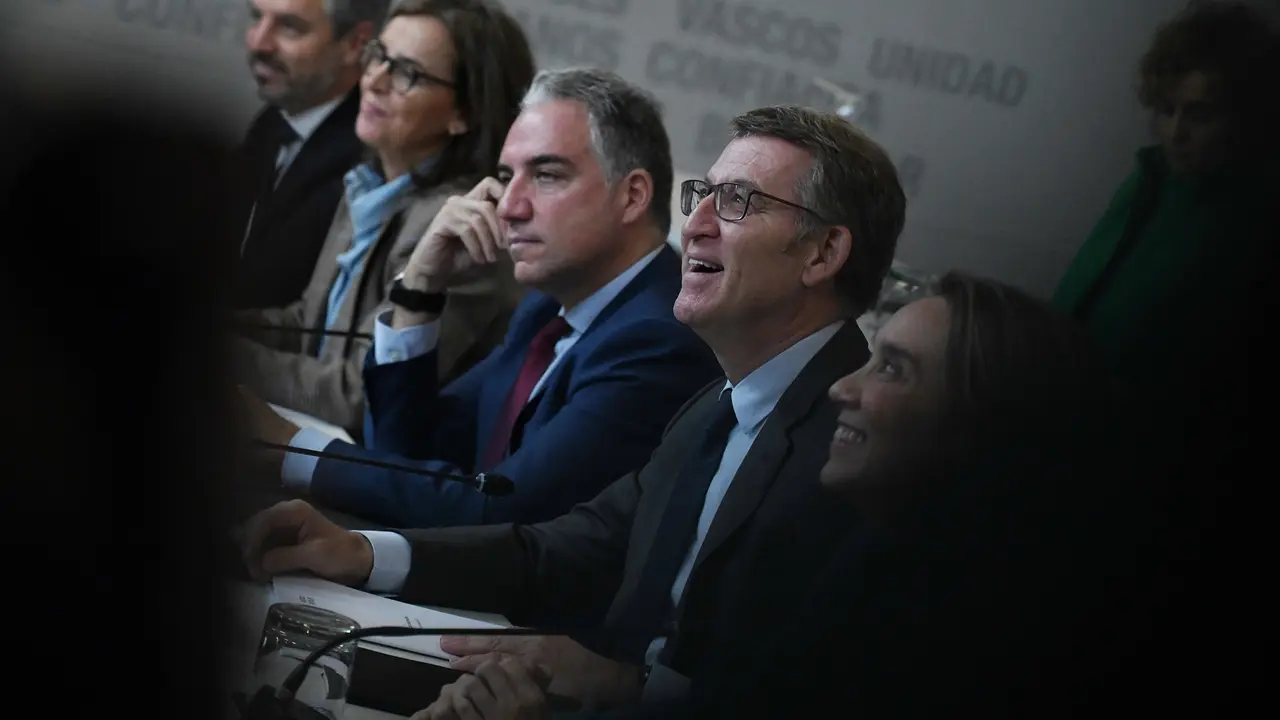 (I-D) El coordinador general del PP, El&iacute;as Bendodo; el presidente del Partido Popular, Alberto N&uacute;&ntilde;ez Feij&oacute;o y la secretaria general del PP, Cuca Gamarra. EP / Fernando S&aacute;nchez