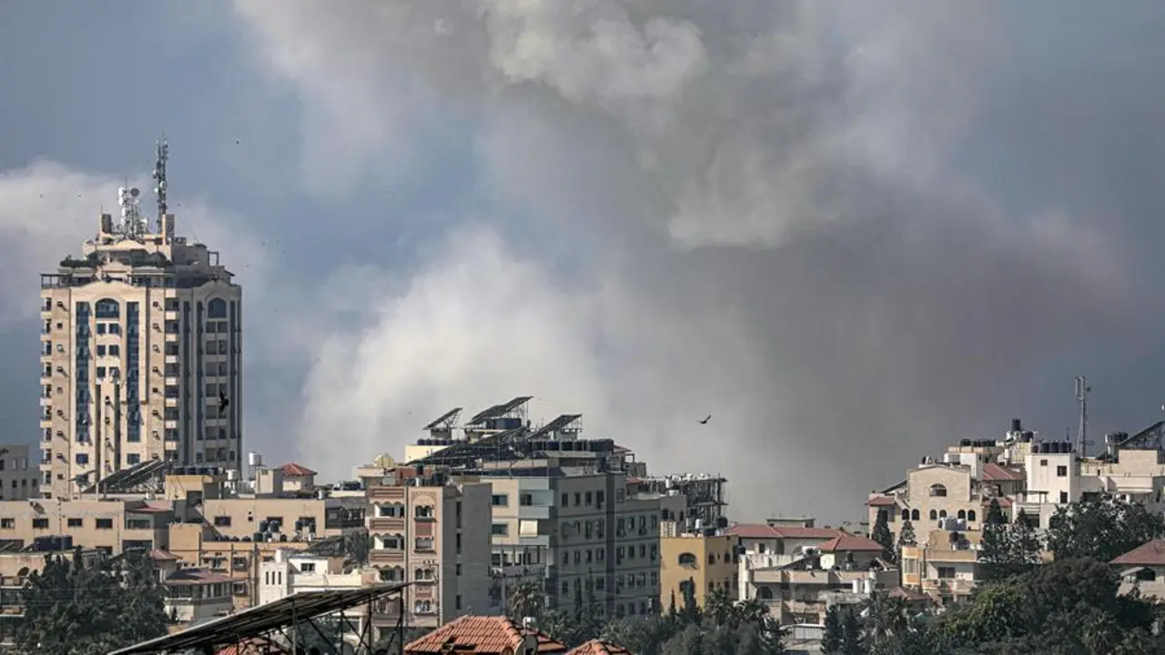 Explosiones sobre Gaza este lunes por los ataques israel&iacute;es. EFE / MOHAMMED SABER