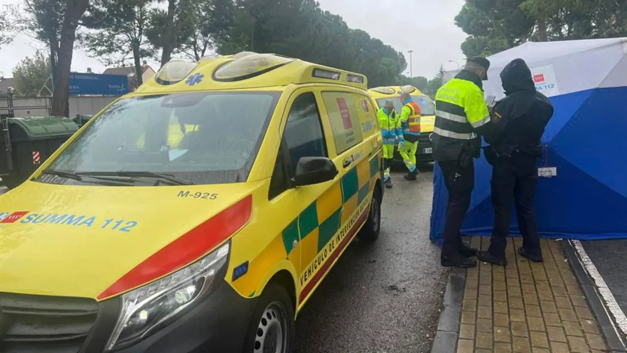 Los equipos de Emergencias en el lugar del fallecimiento de una mujer apu&ntilde;alada este s&aacute;bado, en Getafe (Madrid). / Emergencias Madrid.