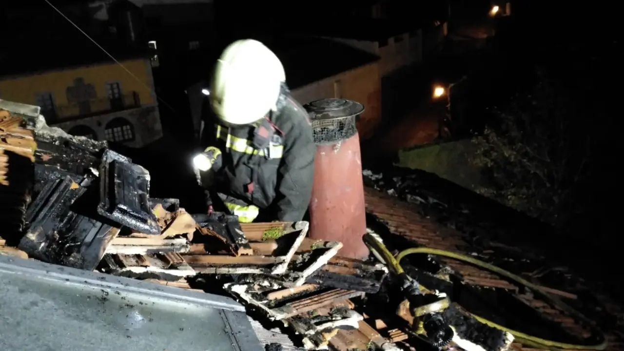 Cargar m&aacute;is
El incendio de una chimenea en una vivienda de Colindres afecta a parte del tejado. / 112