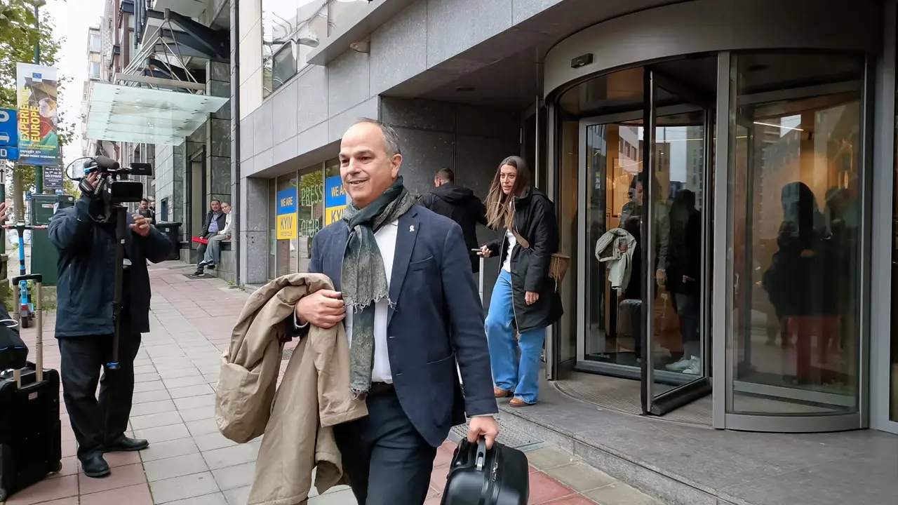 El secretario general de Junts per Catalunya, Jordi Turull, y la diputada de Junts, Miriam Nogueras, a su salida del Parlamento Europeo. EP