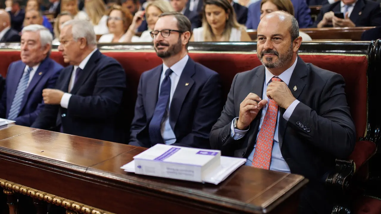 El portavoz del PP en el Senado, Javier Maroto (i) junto al 'popular' Pedro Roll&aacute;n. / Alejandro Mart&iacute;nez V&eacute;lez / Archivo