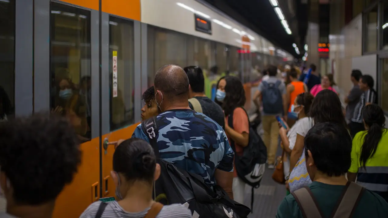 Viajeros suben a un tren en uno de los andenes de la estaci&oacute;n de Sants. Lorena Sop&ecirc;na / EP / Archivo