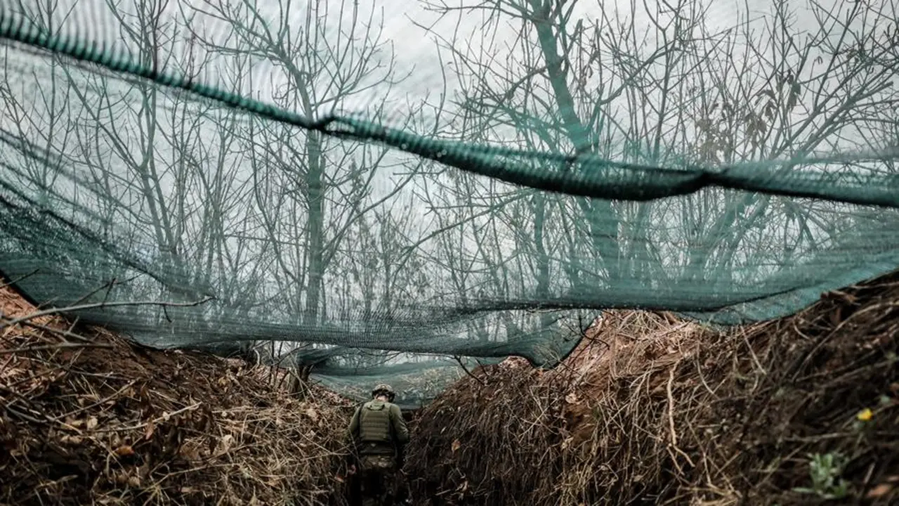Un militar ucraniano en una trinchera en la regi&oacute;n del Donetsk. EFE / Oleg Petrasyuk