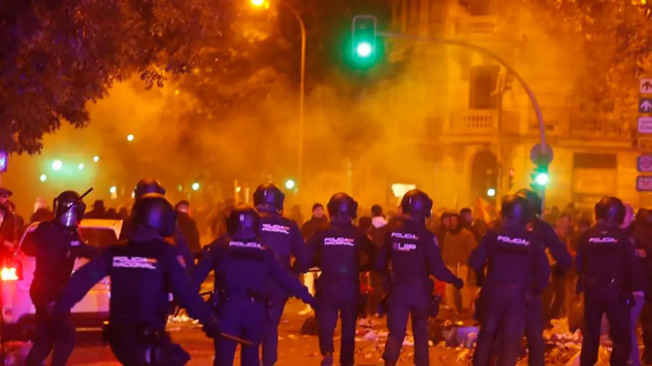 MADRID, 06/11/2023.- Agentes de la Polic&iacute;a Nacional intervienen durante la concentraci&oacute;n de este lunes frente a la sede del PSOE en la calle Ferraz, en Madrid, contra los pactos de investidura del presidente en funciones, Pedro S&aacute;nchez, que incluyen una ley de amnist&iacute;a. EFE/ J.P. Gandul