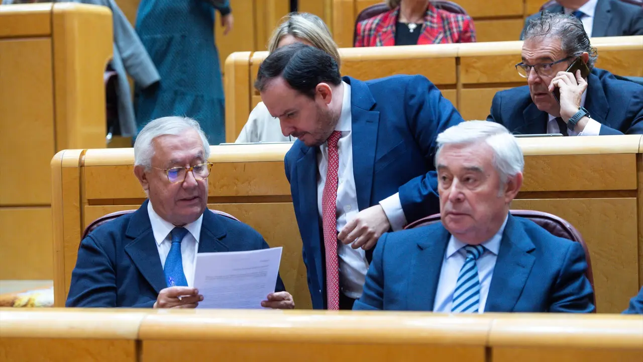 El senador del PP Javier Arenas (1i) durante una sesi&oacute;n plenaria en el Senado. EP / Gustavo Valiente